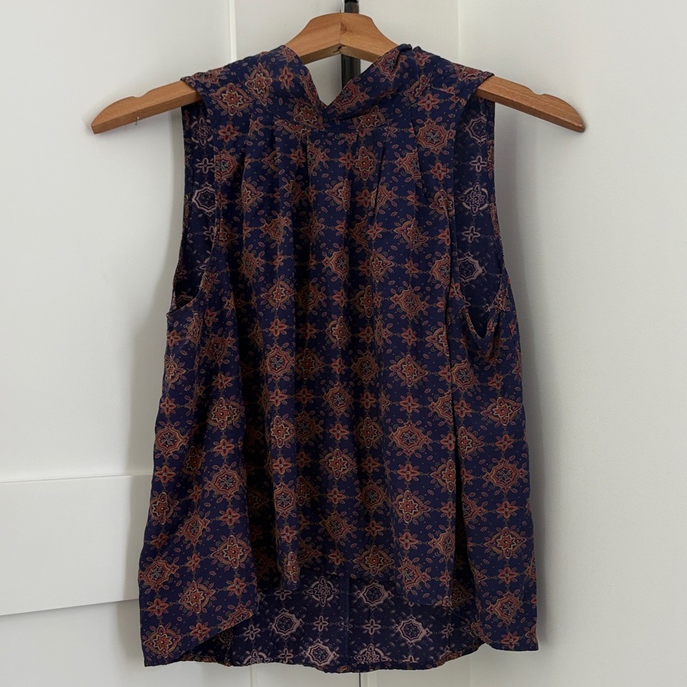 Steven Alan Sleeveless Navy and Rust Print Blouse w back tie, small
